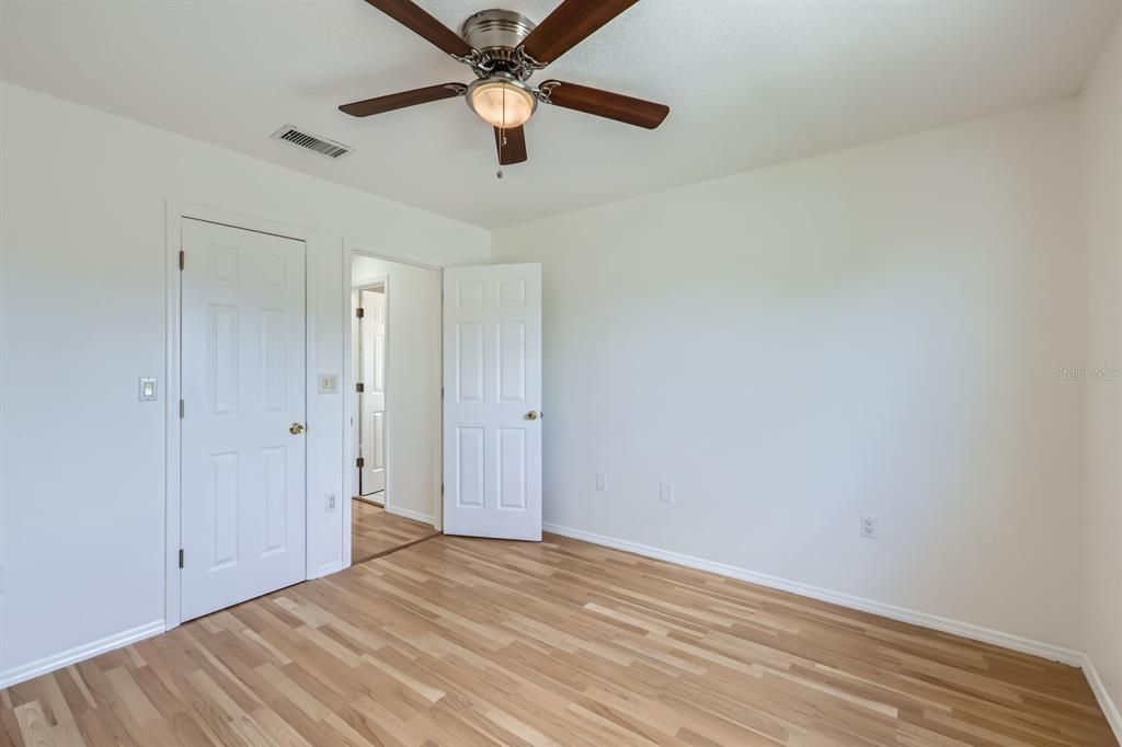 合同活跃: $375,000 (3 贝兹, 2 浴室, 1415 平方英尺)