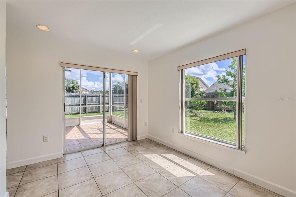 合同活跃: $375,000 (3 贝兹, 2 浴室, 1415 平方英尺)