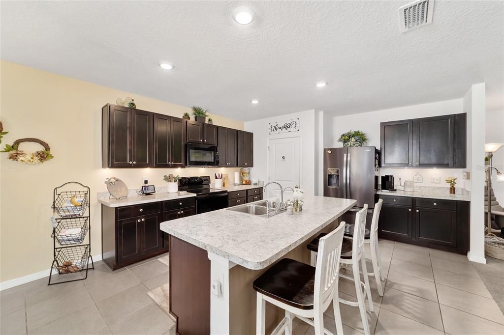 待售: $369,000 (4 贝兹, 2 浴室, 2326 平方英尺)