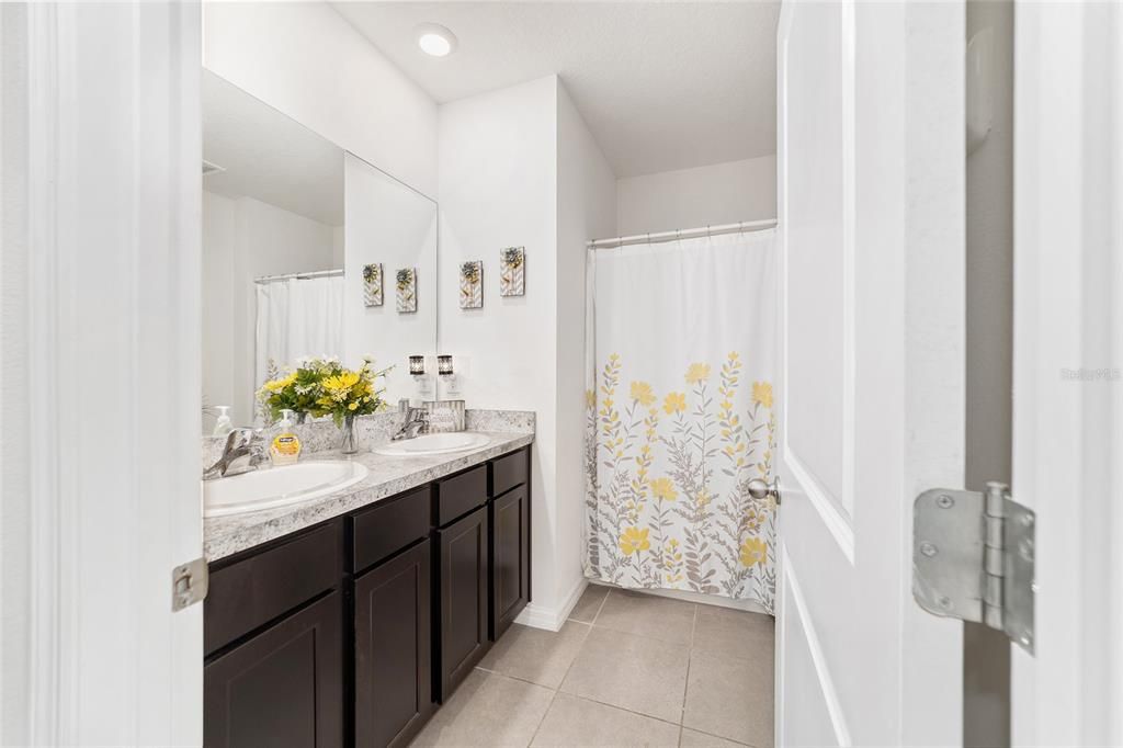 待售: $369,000 (4 贝兹, 2 浴室, 2326 平方英尺)