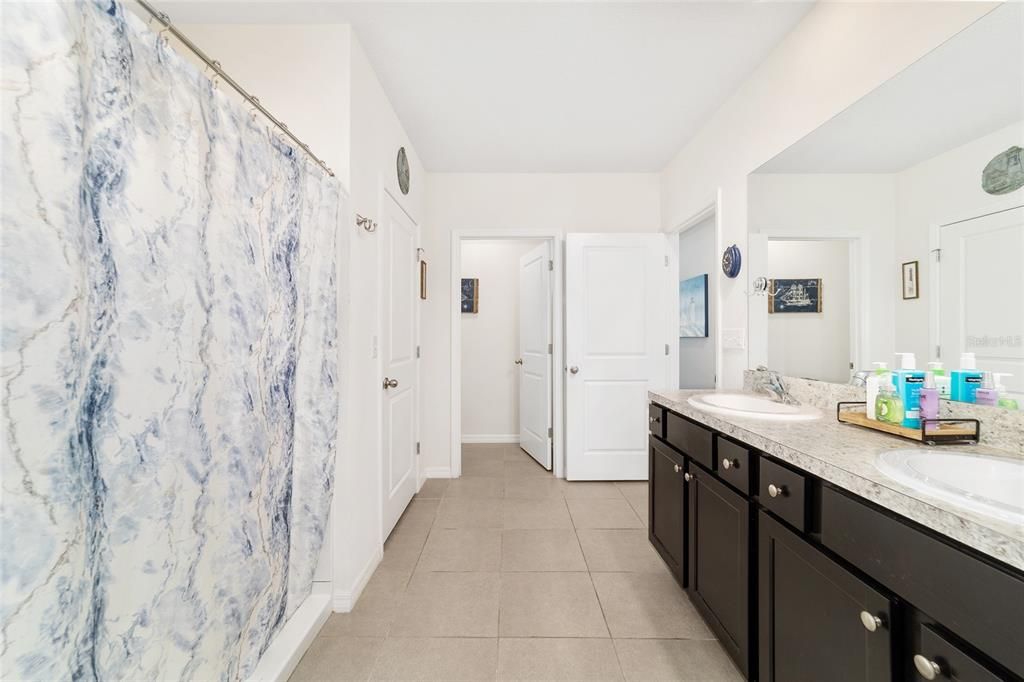 待售: $369,000 (4 贝兹, 2 浴室, 2326 平方英尺)