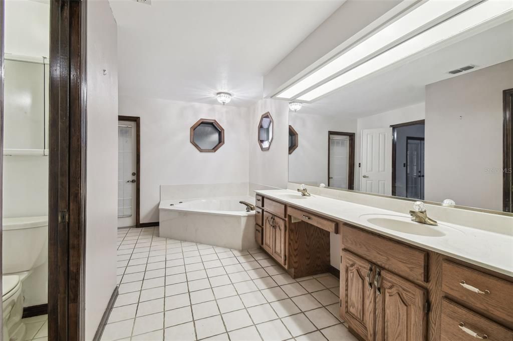 合同活跃: $435,000 (4 贝兹, 2 浴室, 3006 平方英尺)