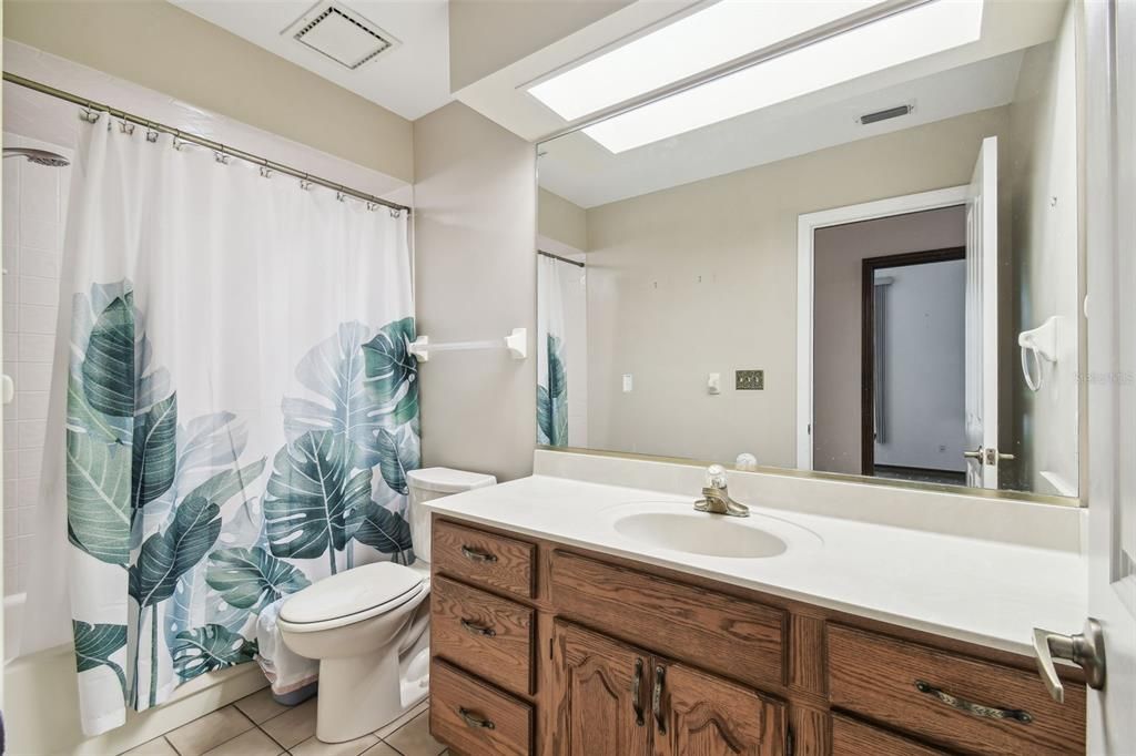 合同活跃: $435,000 (4 贝兹, 2 浴室, 3006 平方英尺)