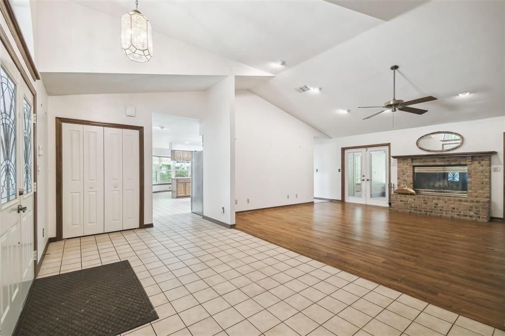 合同活跃: $435,000 (4 贝兹, 2 浴室, 3006 平方英尺)