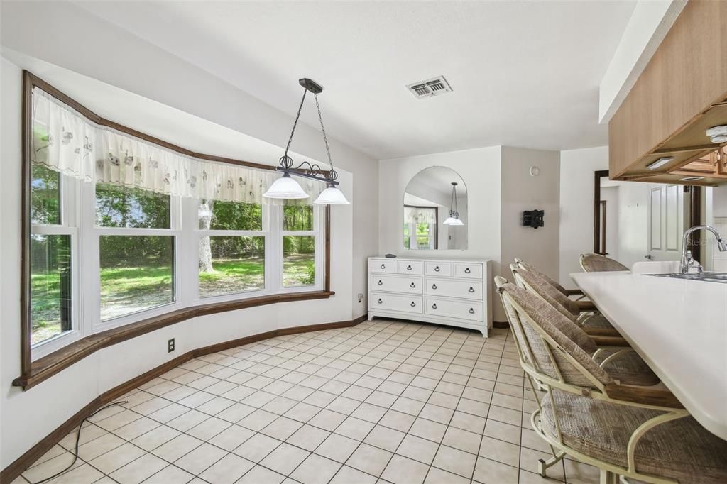 合同活跃: $435,000 (4 贝兹, 2 浴室, 3006 平方英尺)