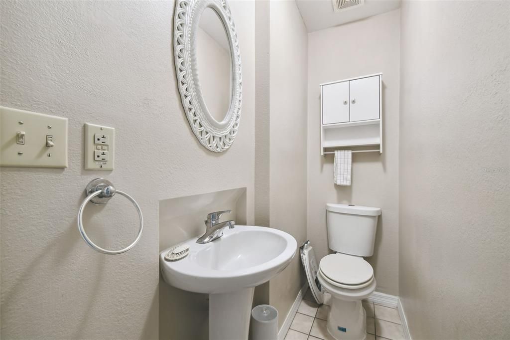 合同活跃: $435,000 (4 贝兹, 2 浴室, 3006 平方英尺)