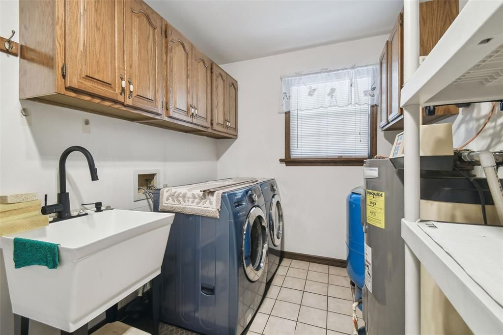 合同活跃: $435,000 (4 贝兹, 2 浴室, 3006 平方英尺)