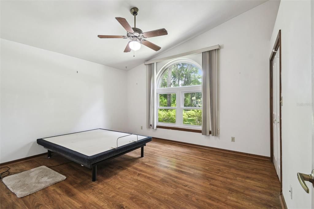 合同活跃: $435,000 (4 贝兹, 2 浴室, 3006 平方英尺)