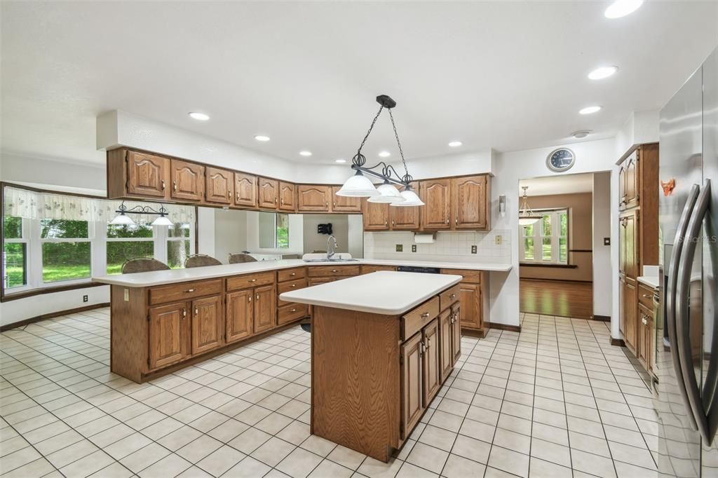 合同活跃: $435,000 (4 贝兹, 2 浴室, 3006 平方英尺)