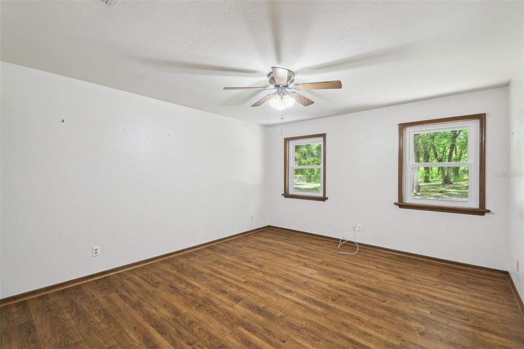 合同活跃: $435,000 (4 贝兹, 2 浴室, 3006 平方英尺)