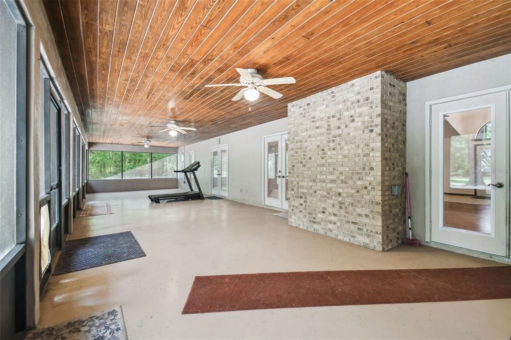 合同活跃: $435,000 (4 贝兹, 2 浴室, 3006 平方英尺)