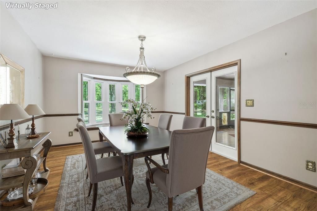 合同活跃: $435,000 (4 贝兹, 2 浴室, 3006 平方英尺)