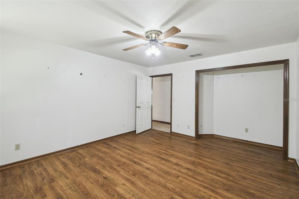 合同活跃: $435,000 (4 贝兹, 2 浴室, 3006 平方英尺)