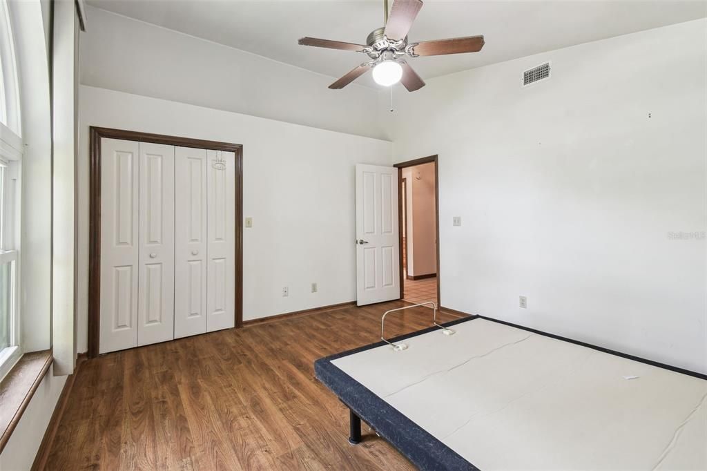 合同活跃: $435,000 (4 贝兹, 2 浴室, 3006 平方英尺)