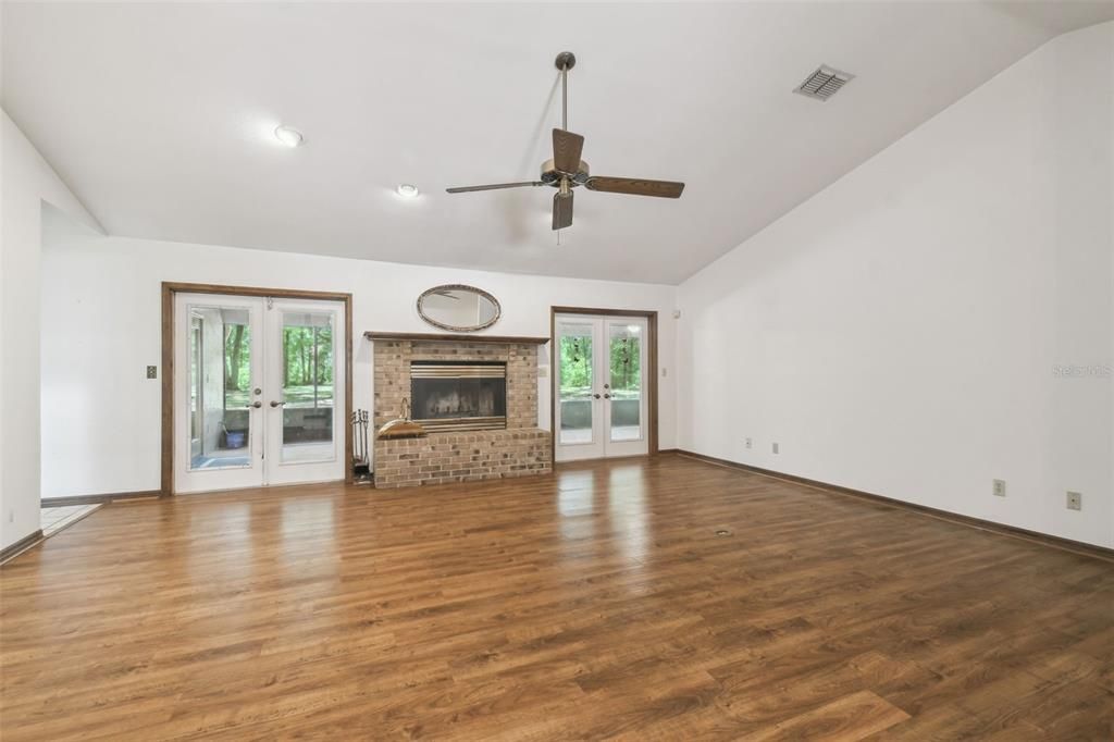 合同活跃: $435,000 (4 贝兹, 2 浴室, 3006 平方英尺)