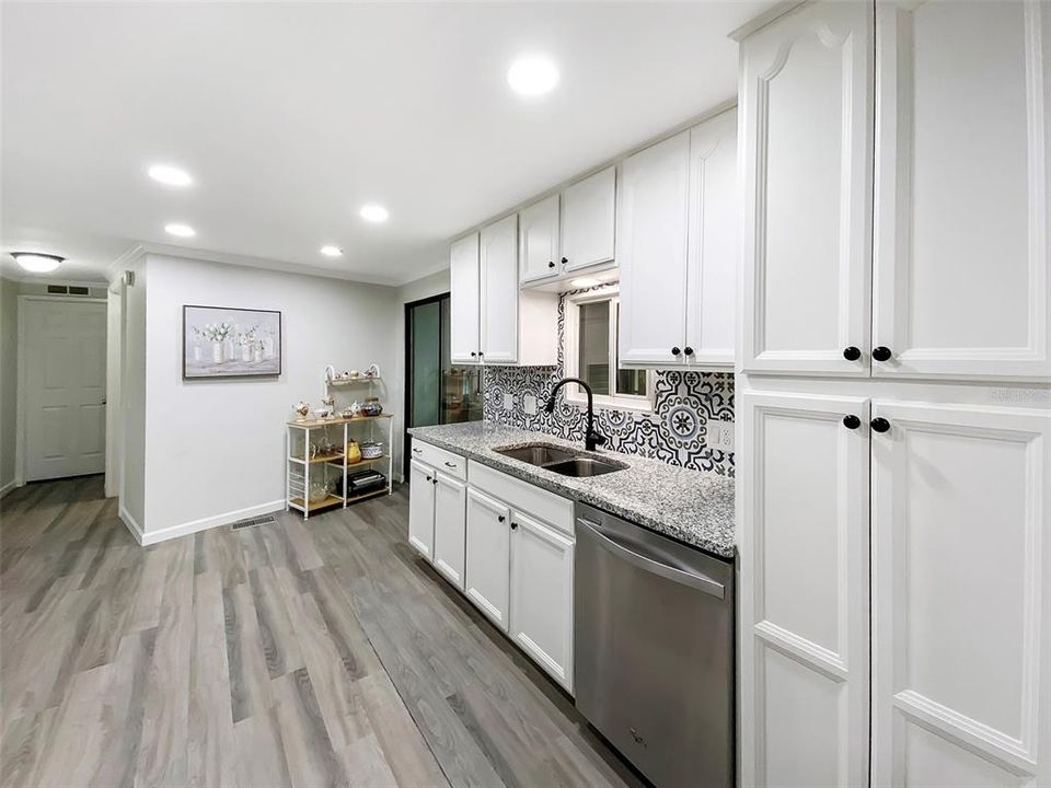 На продажу: $172,931 (2 спален, 2 ванн, 1372 Квадратных фут)