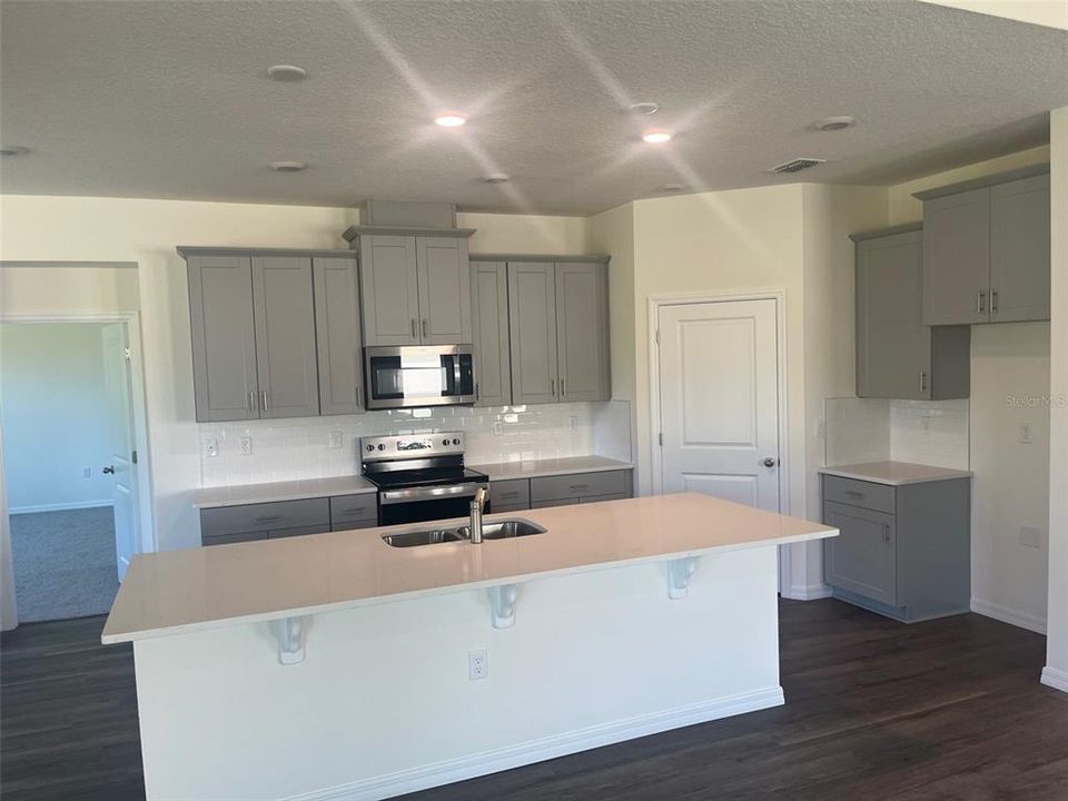 合同活跃: $471,990 (4 贝兹, 3 浴室, 2787 平方英尺)