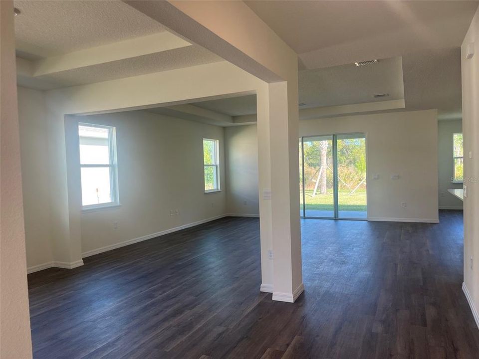 合同活跃: $471,990 (4 贝兹, 3 浴室, 2787 平方英尺)