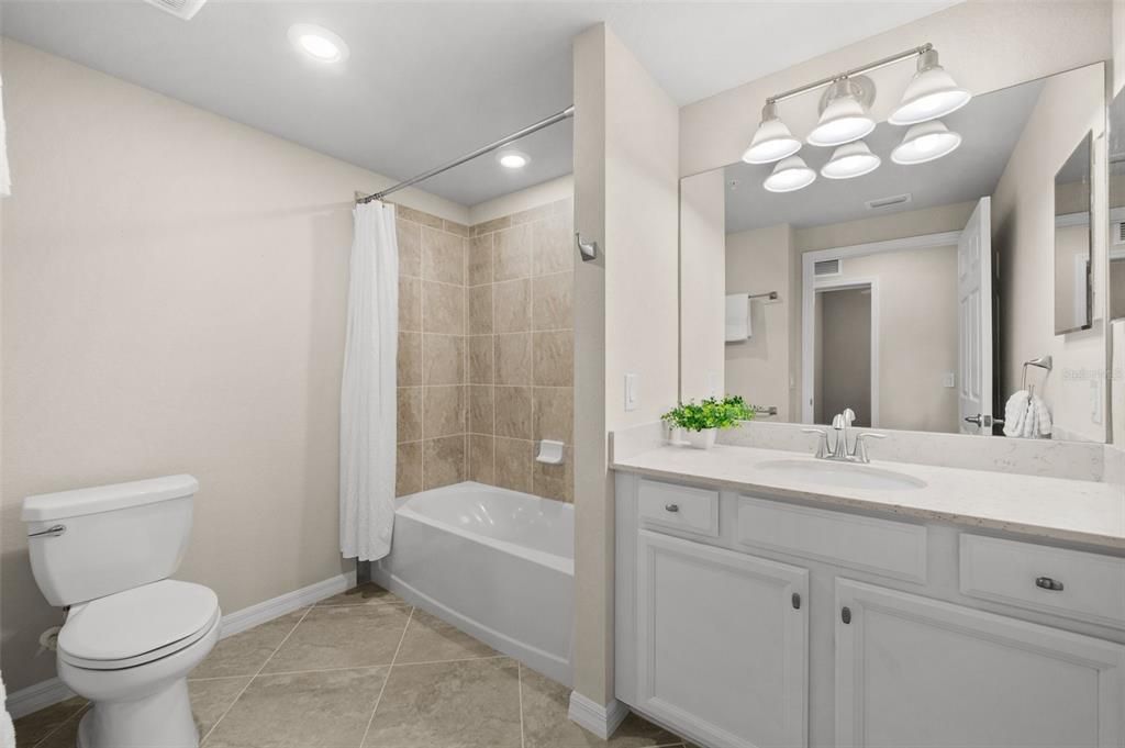Guest / Main Bathroom