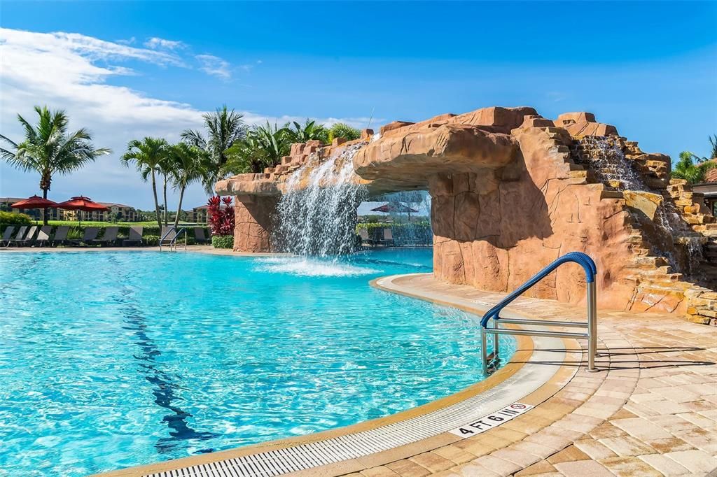 Stunning Lagoon-style pool