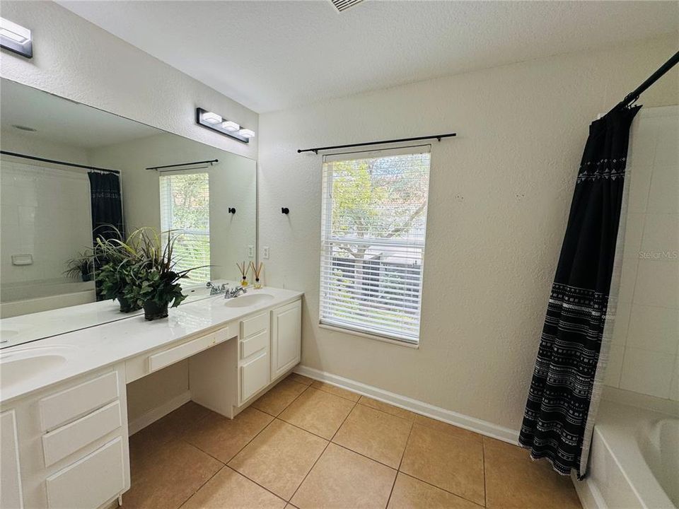 合同活跃: $2,500 (3 贝兹, 2 浴室, 1668 平方英尺)