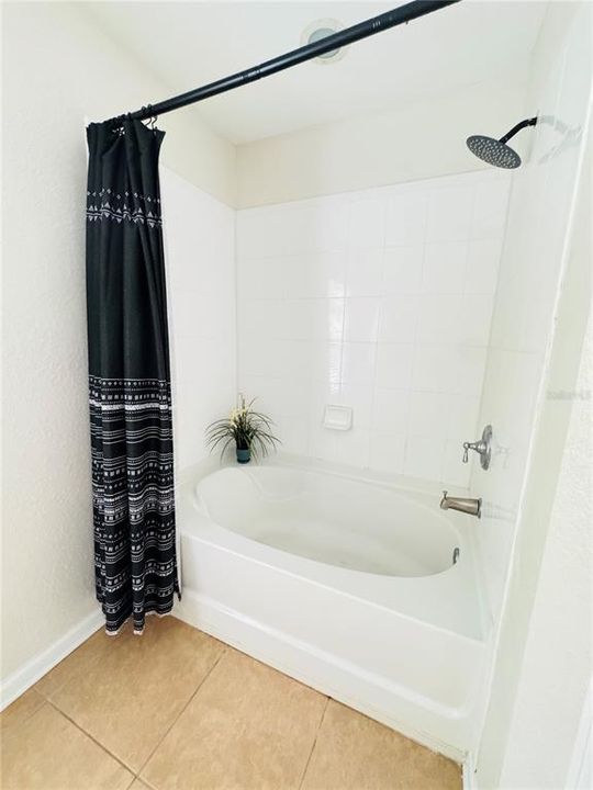 合同活跃: $2,500 (3 贝兹, 2 浴室, 1668 平方英尺)