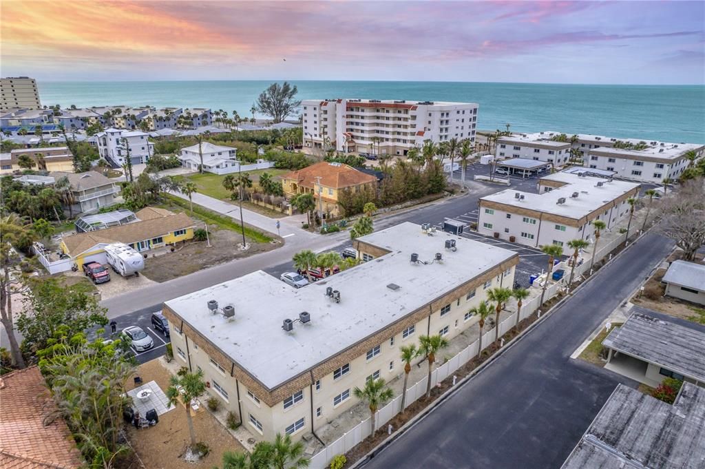 For Rent: $4,000 (2 beds, 2 baths, 958 Square Feet)