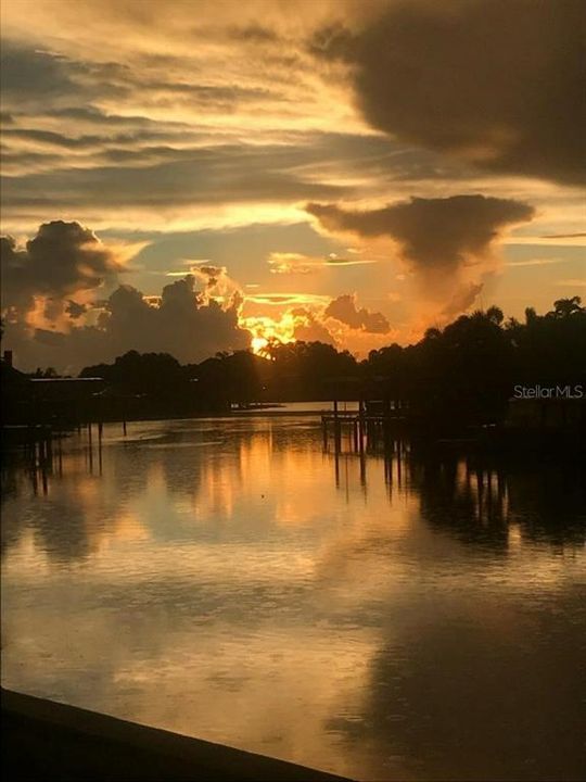 合同活跃: $775,000 (3 贝兹, 2 浴室, 2339 平方英尺)