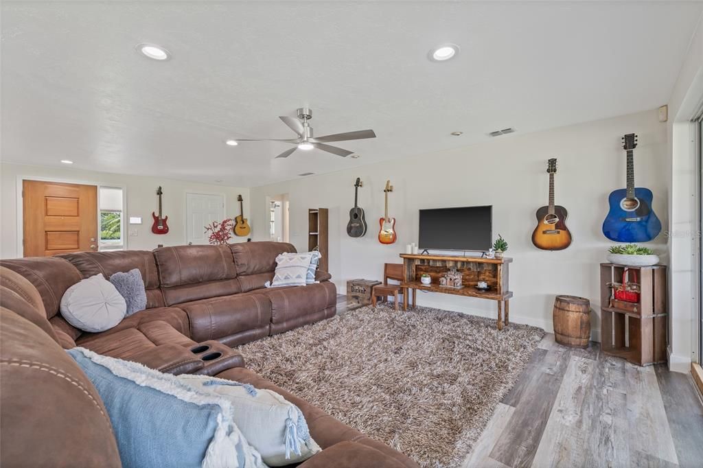 На продажу: $450,000 (2 спален, 2 ванн, 1343 Квадратных фут)