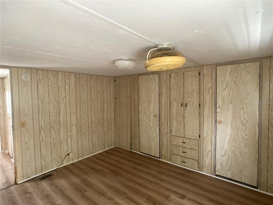 На продажу: $69,000 (2 спален, 1 ванн, 984 Квадратных фут)