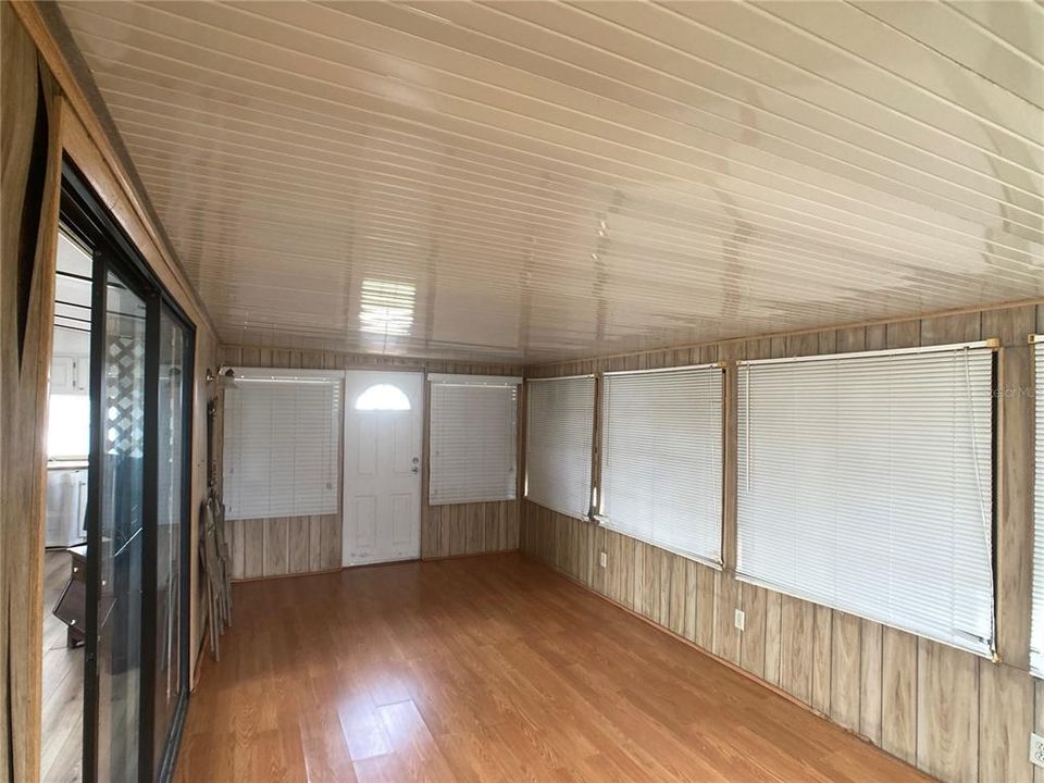 На продажу: $69,000 (2 спален, 1 ванн, 984 Квадратных фут)