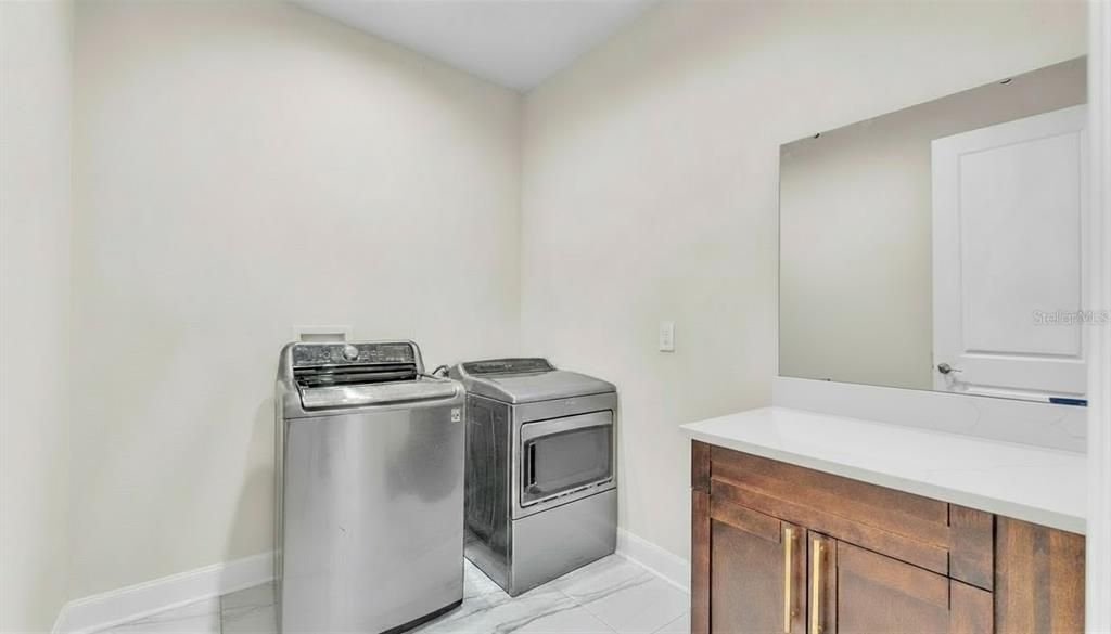 For Sale: $999,999 (4 beds, 4 baths, 3050 Square Feet)