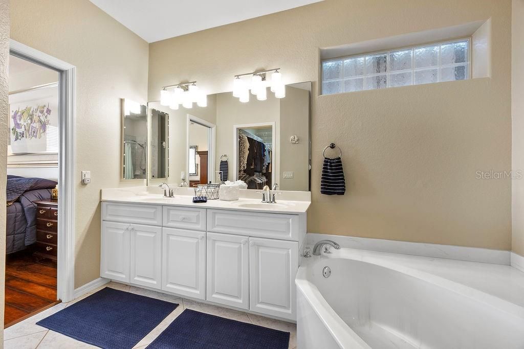 For Sale: $570,000 (3 beds, 2 baths, 2037 Square Feet)