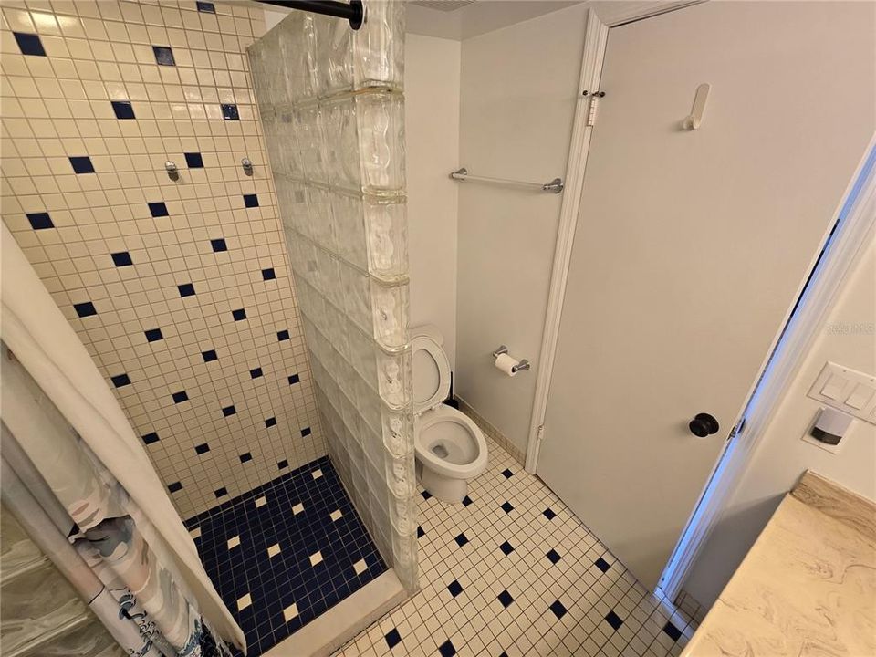 Activo con contrato: $215,000 (2 camas, 2 baños, 1285 Pies cuadrados)