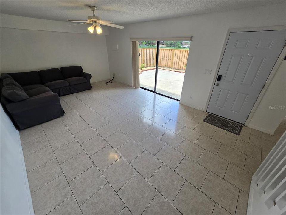 Activo con contrato: $215,000 (2 camas, 2 baños, 1285 Pies cuadrados)