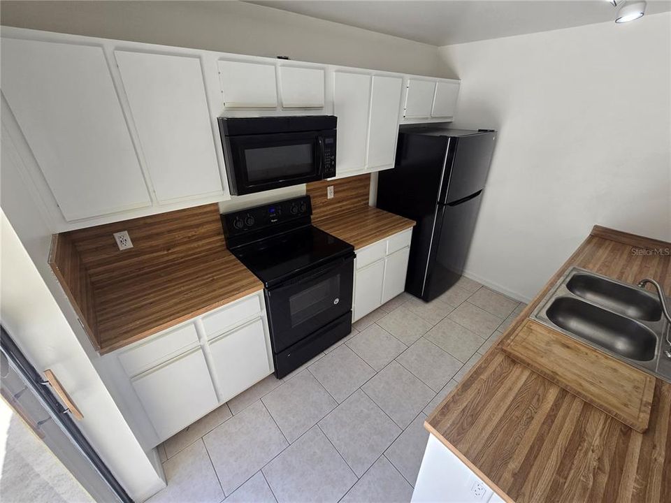 Activo con contrato: $215,000 (2 camas, 2 baños, 1285 Pies cuadrados)