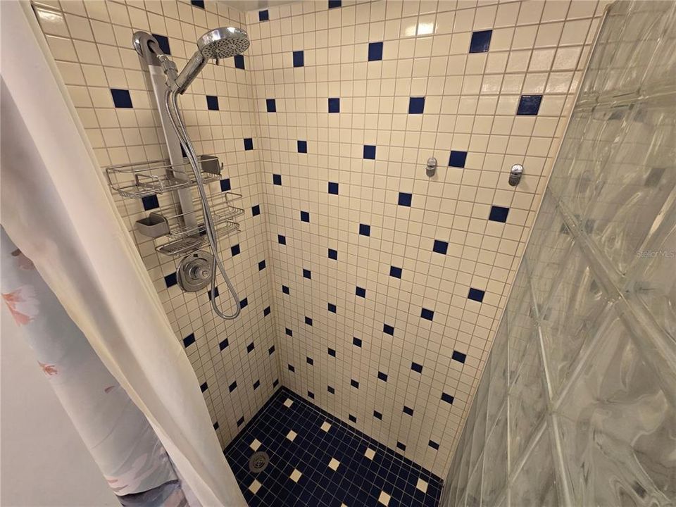 Activo con contrato: $215,000 (2 camas, 2 baños, 1285 Pies cuadrados)