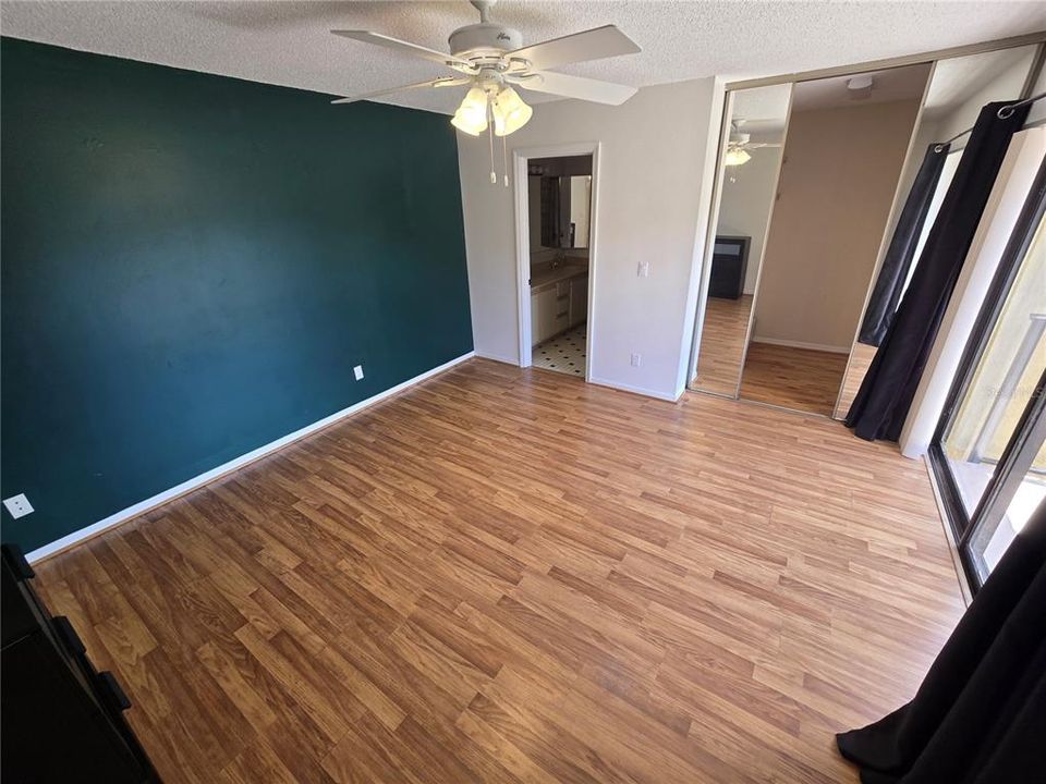 Activo con contrato: $215,000 (2 camas, 2 baños, 1285 Pies cuadrados)