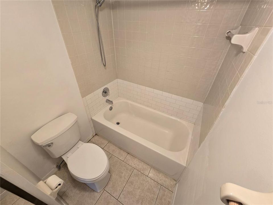 Activo con contrato: $215,000 (2 camas, 2 baños, 1285 Pies cuadrados)