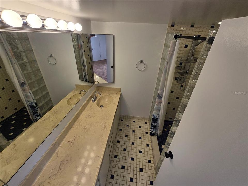 Activo con contrato: $215,000 (2 camas, 2 baños, 1285 Pies cuadrados)