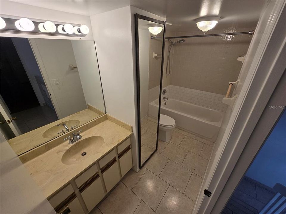 Activo con contrato: $215,000 (2 camas, 2 baños, 1285 Pies cuadrados)