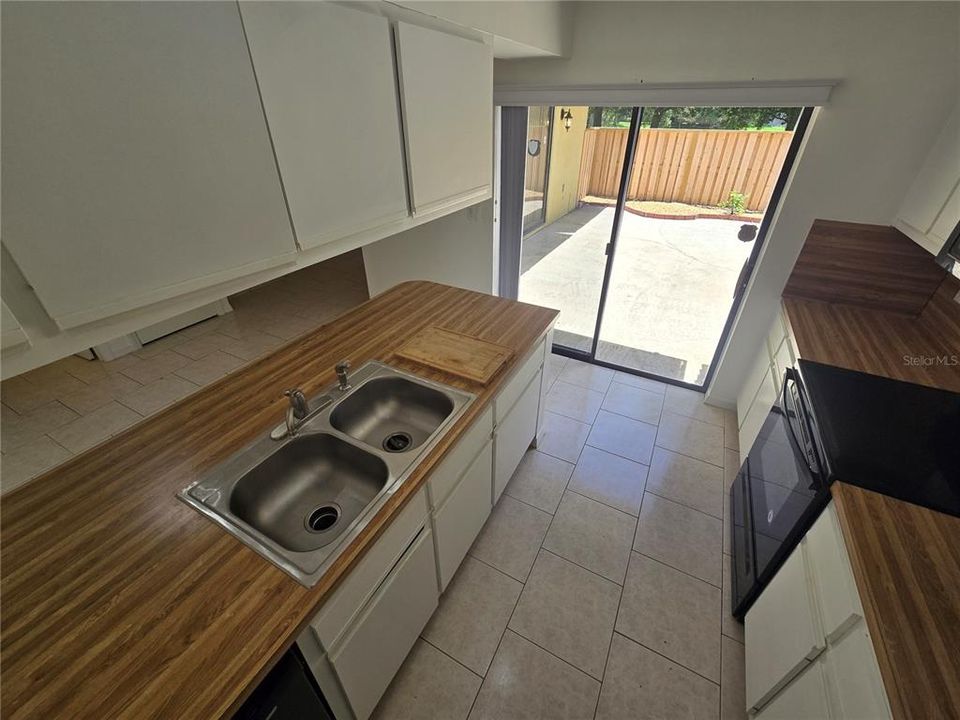 Activo con contrato: $215,000 (2 camas, 2 baños, 1285 Pies cuadrados)