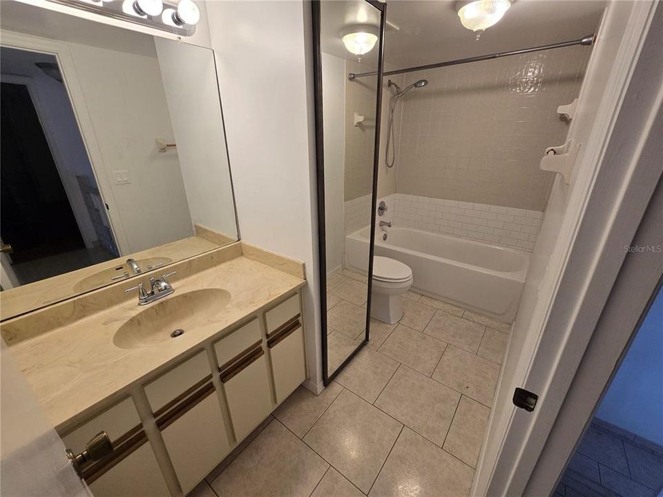 Activo con contrato: $215,000 (2 camas, 2 baños, 1285 Pies cuadrados)