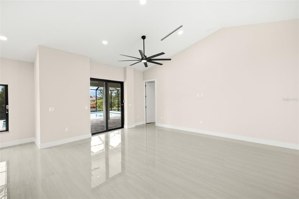 Activo con contrato: $515,000 (4 camas, 2 baños, 1800 Pies cuadrados)