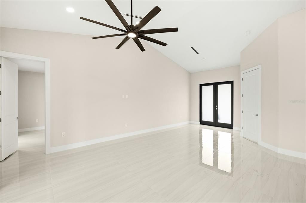 Activo con contrato: $515,000 (4 camas, 2 baños, 1800 Pies cuadrados)