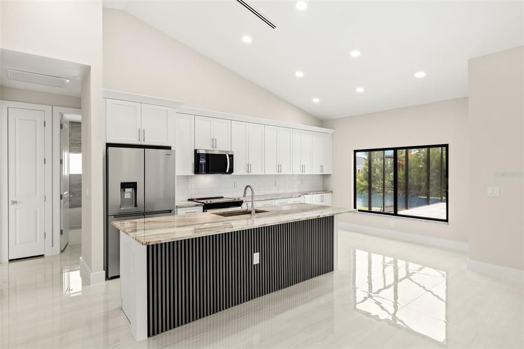 Activo con contrato: $515,000 (4 camas, 2 baños, 1800 Pies cuadrados)