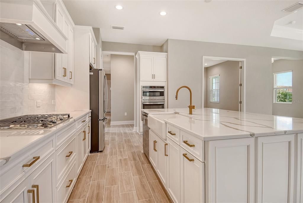 Под контрактом: $707,990 (3 спален, 2 ванн, 2328 Квадратных фут)