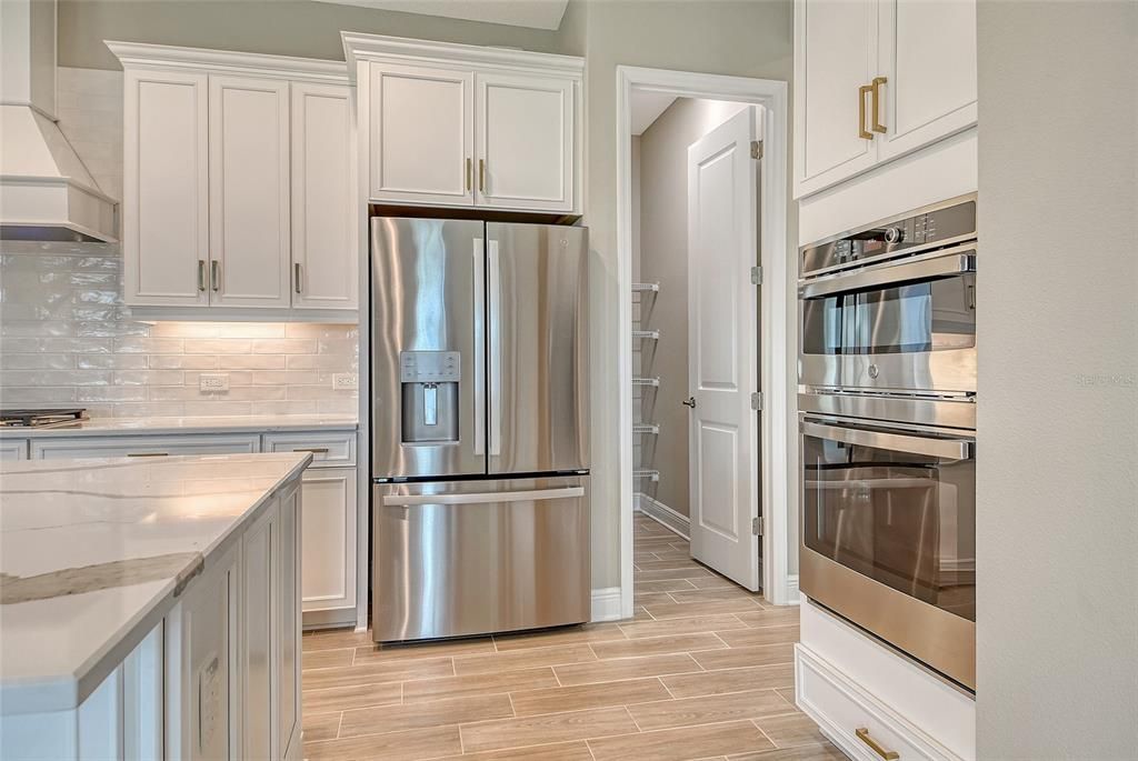 Под контрактом: $707,990 (3 спален, 2 ванн, 2328 Квадратных фут)