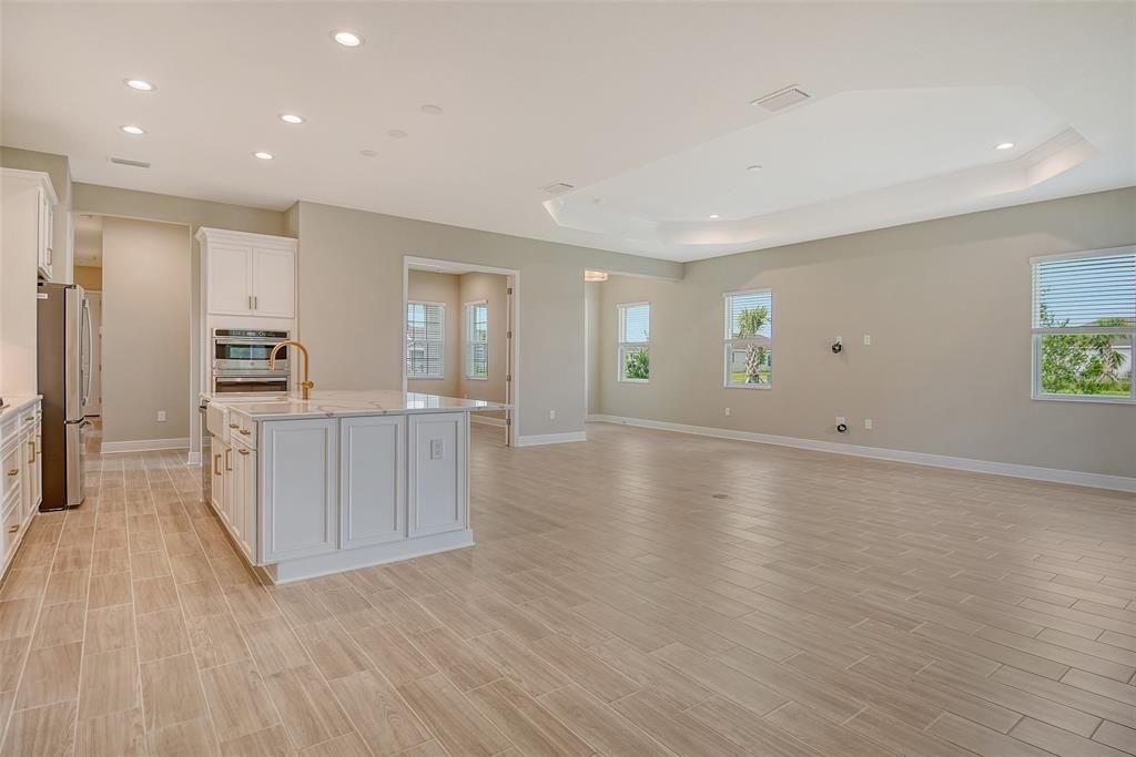 Под контрактом: $707,990 (3 спален, 2 ванн, 2328 Квадратных фут)