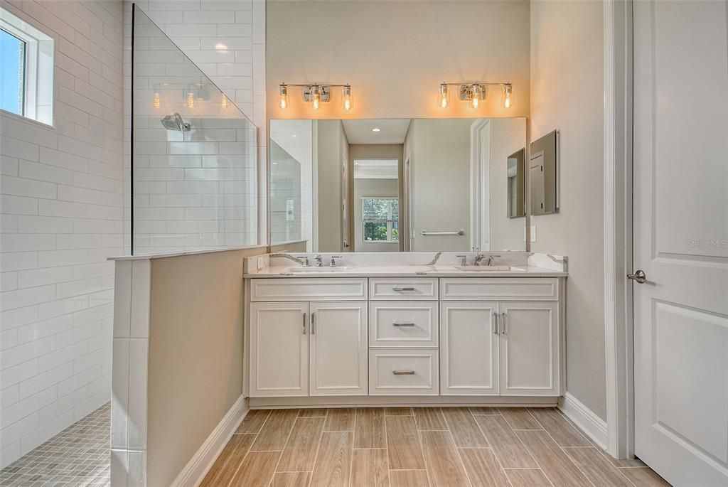 Под контрактом: $707,990 (3 спален, 2 ванн, 2328 Квадратных фут)